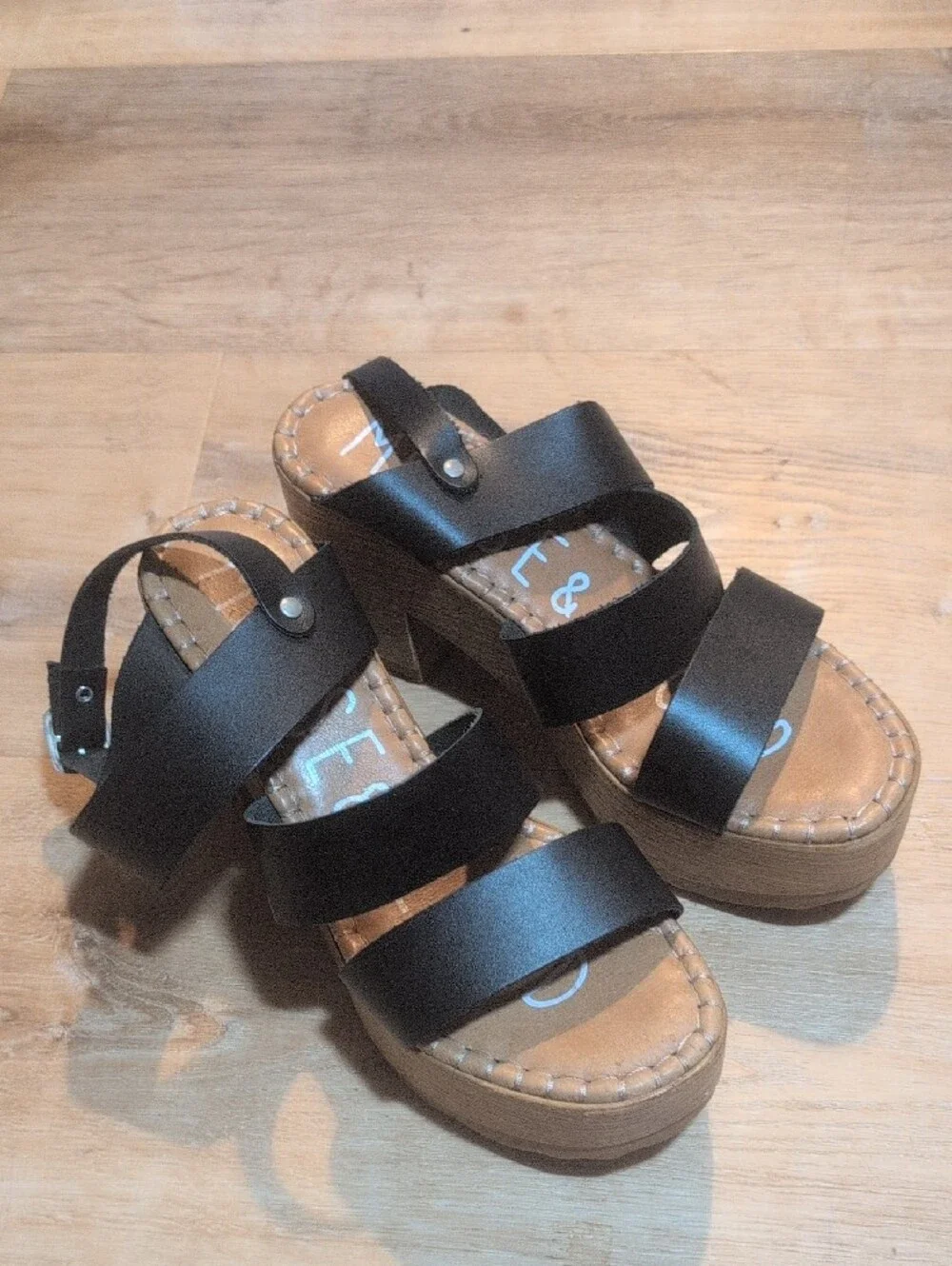 Musse & Cloud Women’s Black Strappy Platform Sandals